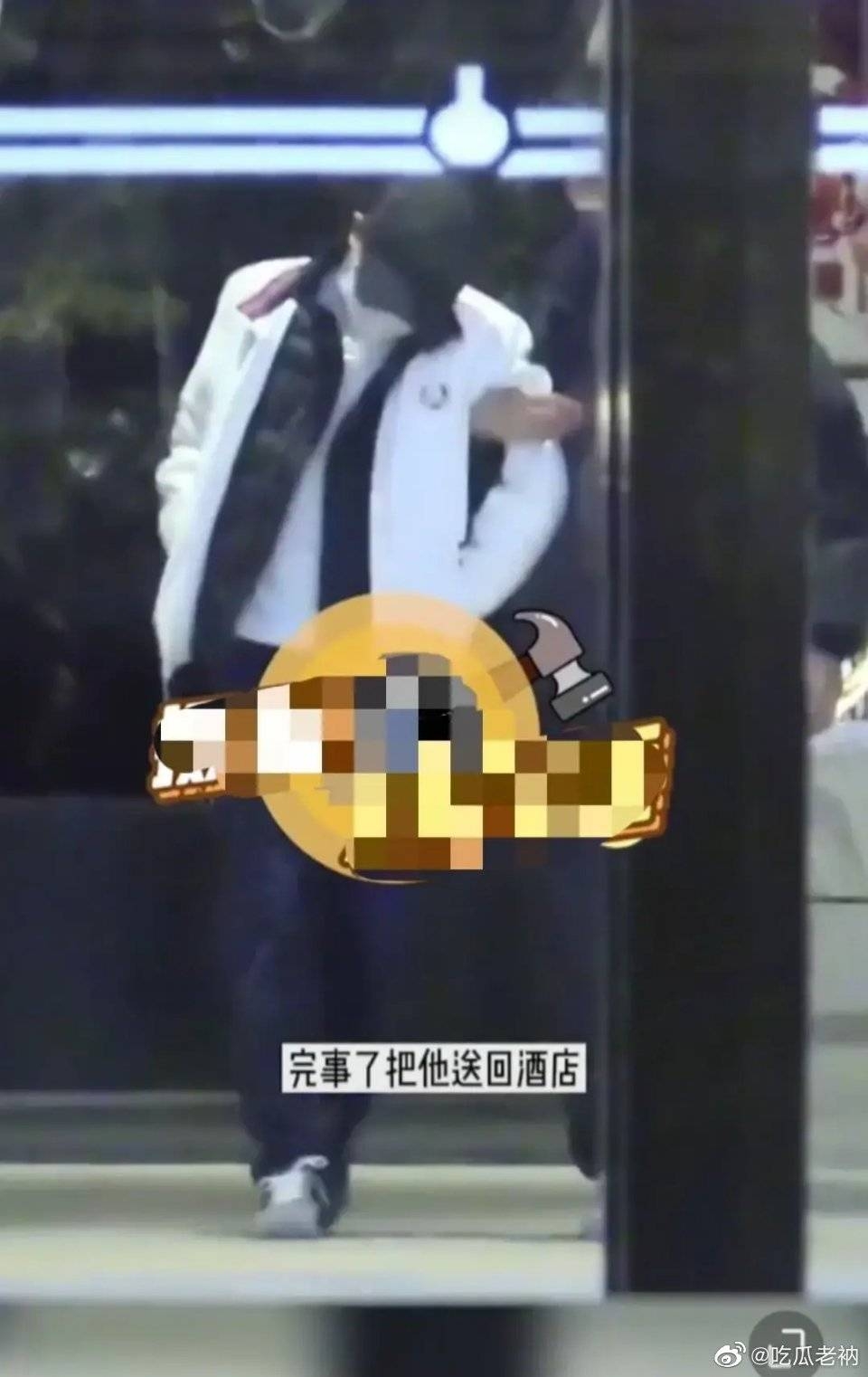 Nam diễn viên Hoa ngữ nổi tiếng một thời tùy tiện đi vệ sinh ngay trên đường phố bị paparazzi bắt gặp