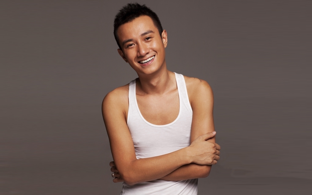 Nam diễn viên Hoa ngữ nổi tiếng một thời tùy tiện đi vệ sinh ngay trên đường phố bị paparazzi bắt gặp