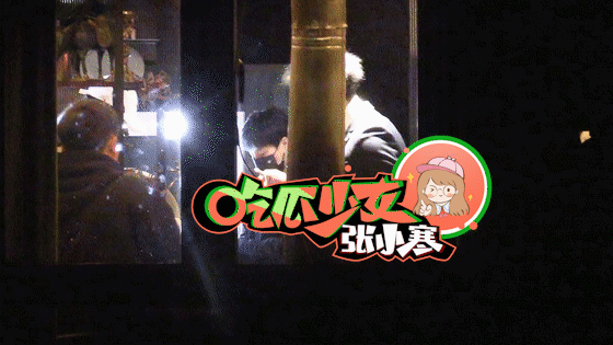 Hoàng Tử Thao bị bắt gặp phì phèo thuốc lá trên phim trường, cùng 'gà cưng' Từ Nghệ Dương trở về nhà nghỉ ngơi vào đêm muộn