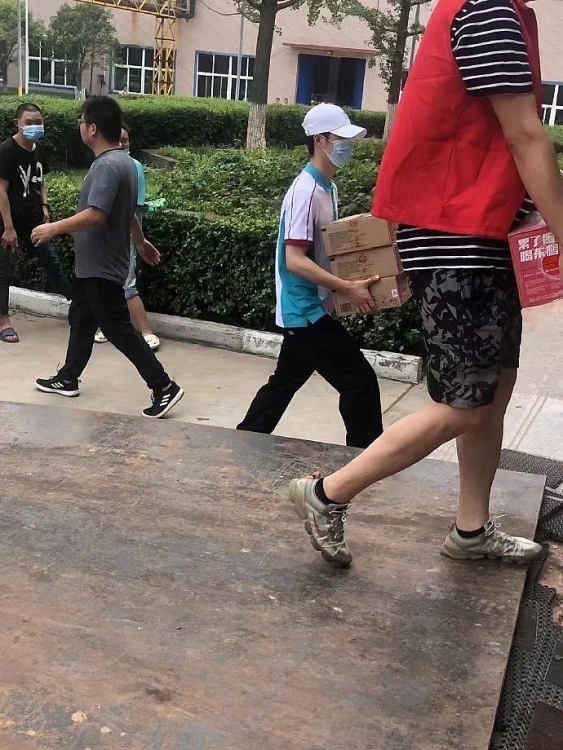Vương Nhất Bác đích thân đến vùng lũ lụt làm tình nguyện viên tiền tuyến: 'Nếu không đi tôi sẽ hối hận'