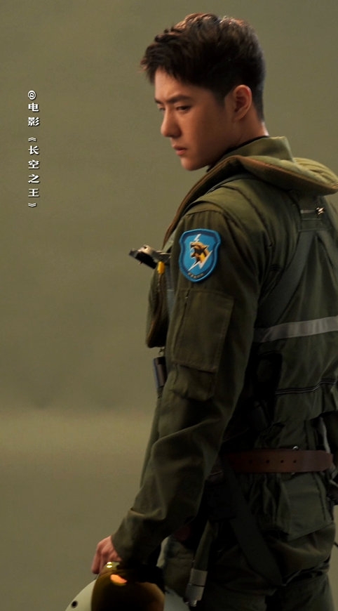 Hết làm cảnh sát, Vương Nhất Bác lại tiếp tục khiến cư dân mạng chao đảo với tạo hình phi công trong dự án phim mới
