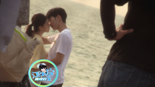 Angelababy bất ngờ lộ ảnh khóa môi thân mật cùng trai trẻ Lại Quán Lâm bên bờ hồ