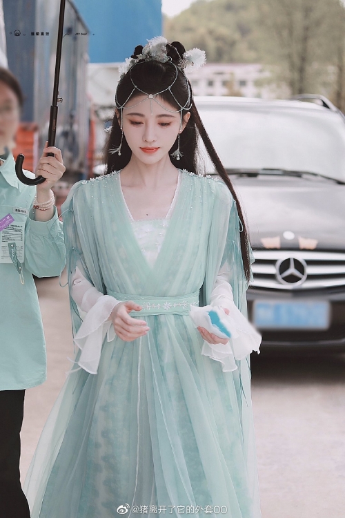 Tạo hình của Cúc Tịnh Y trong phim mới 'Hoa Nhung': Xinh đẹp nhưng một màu