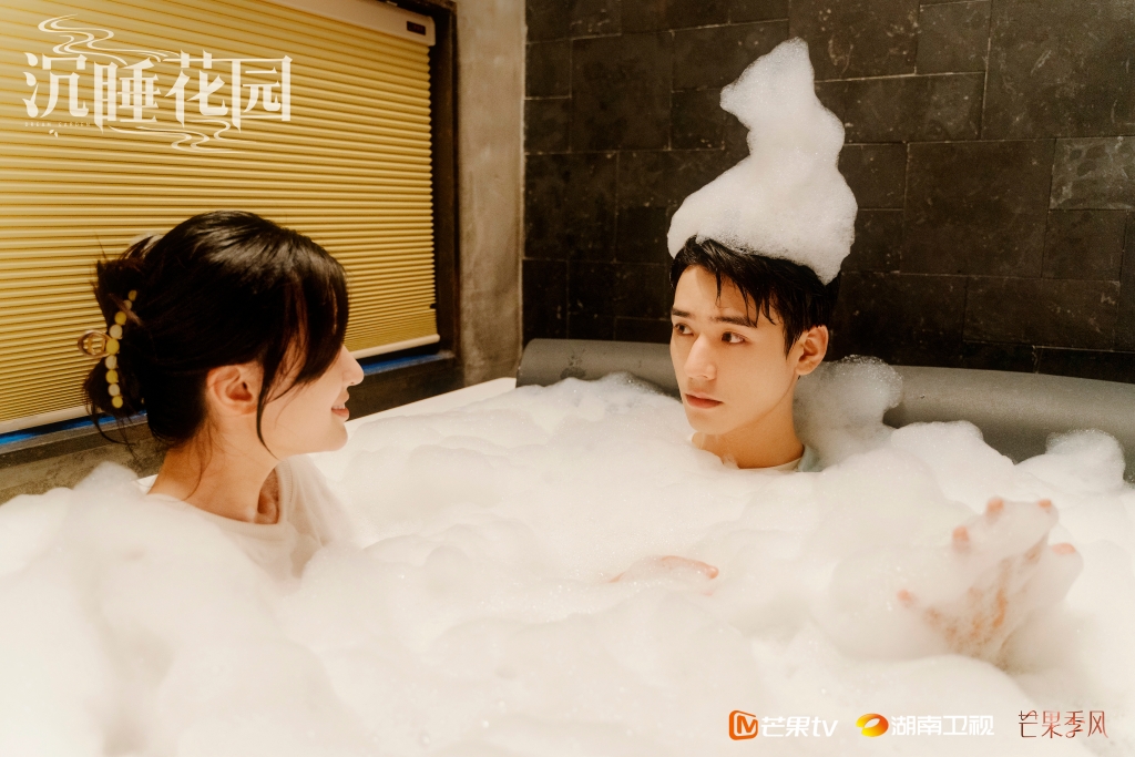 'Khu vườn ngủ say' tung poster mới, Cung Tuấn và Kiều Hân khóa môi lãng mạn trong bồn tắm