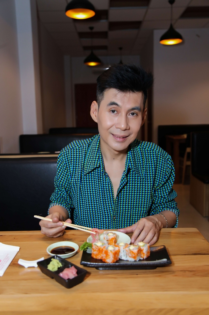 mc ca si doan truong mon sushi cuon kieu california