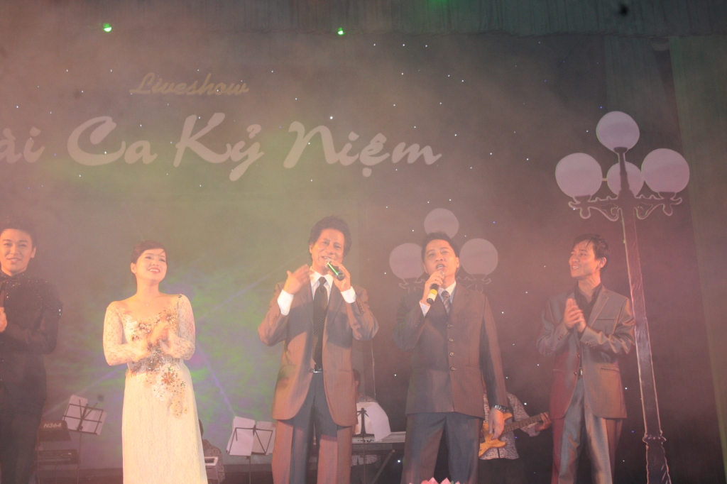 ca si truong khanh o lai voi khan gia lau hay khong chi o chu tinh