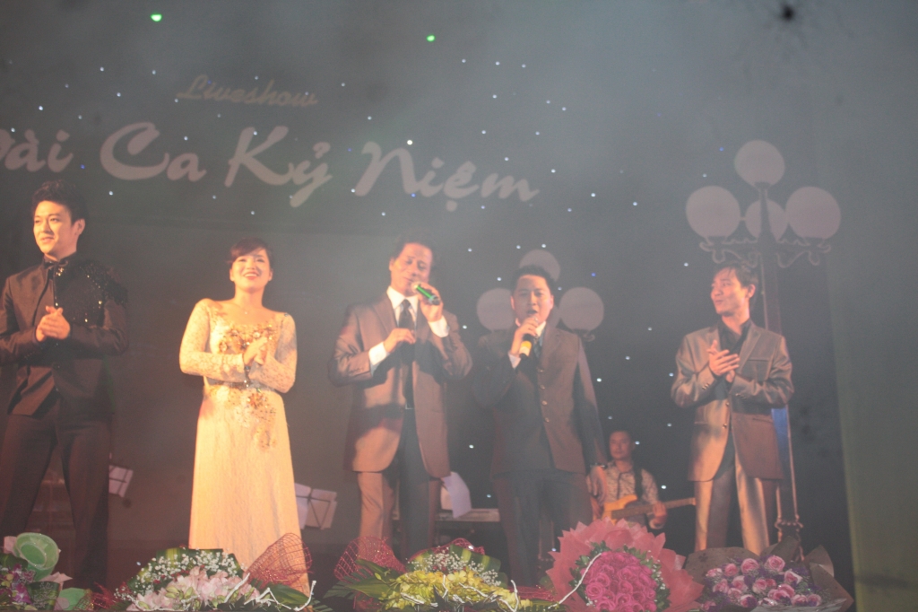 ca si truong khanh o lai voi khan gia lau hay khong chi o chu tinh