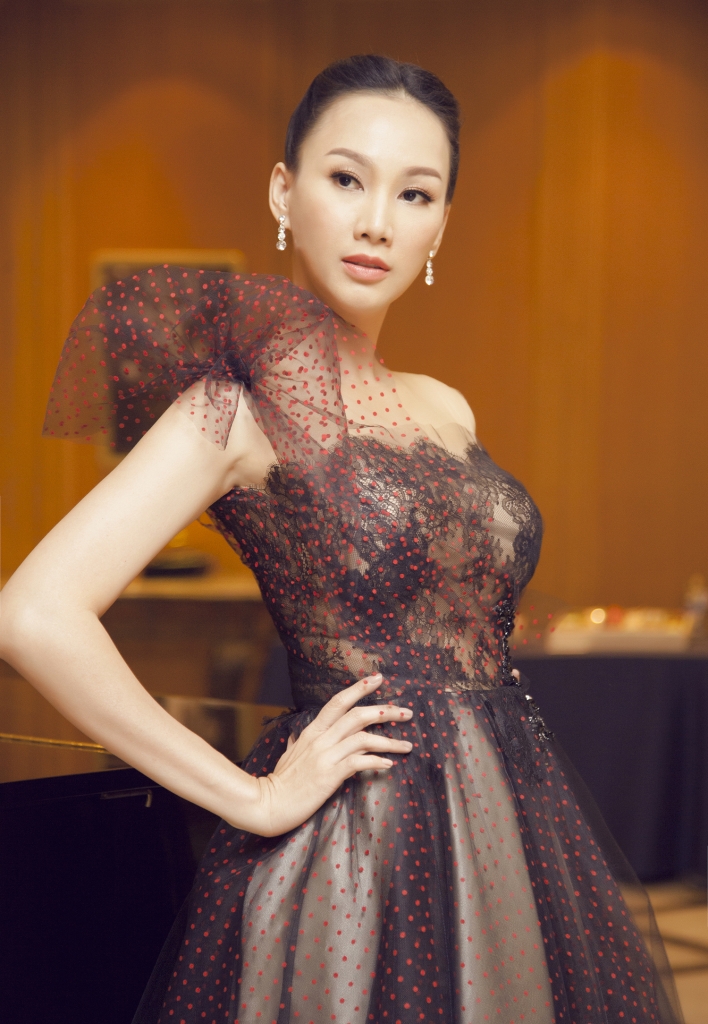 hoa hau paris vu day con cach yeu thuong nhau va song tu lap