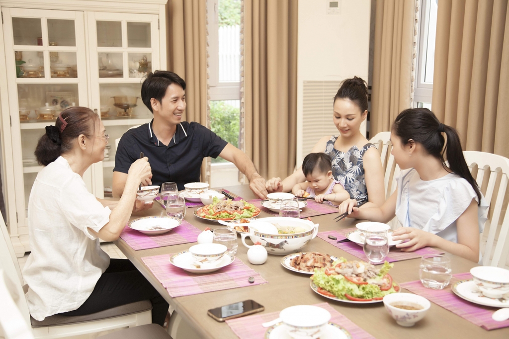 hoa hau paris vu day con cach yeu thuong nhau va song tu lap