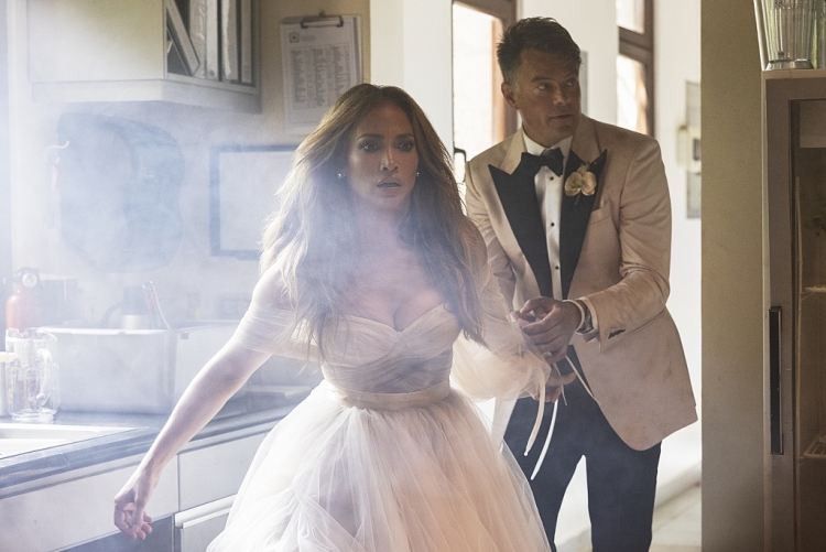 Câu chuyện 'yêu lại từ đầu' cực hài hước của Jennifer Lopez và Josh Duhamel trong 'Shotgun Wedding'