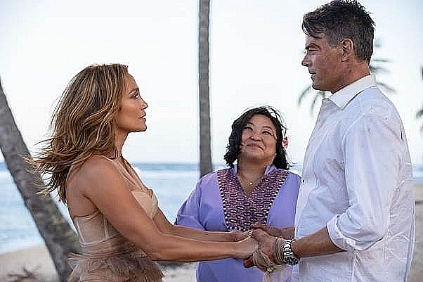 Câu chuyện 'yêu lại từ đầu' cực hài hước của Jennifer Lopez và Josh Duhamel trong 'Shotgun Wedding'