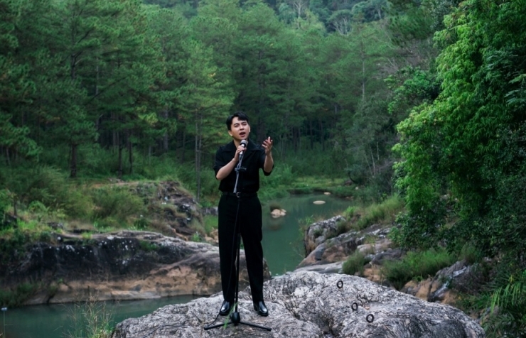 'Thành phố sương' phiên bản Viết Thu: Sâu lắng, hoài niệm với MV đen trắng