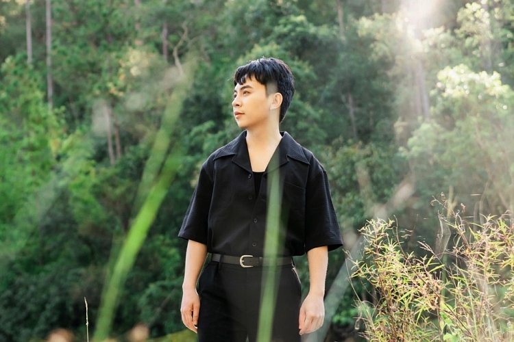 Viết Thu mang đến một Đà Lạt đầy khác lạ qua MV pre-debut 'Thành phố sương'