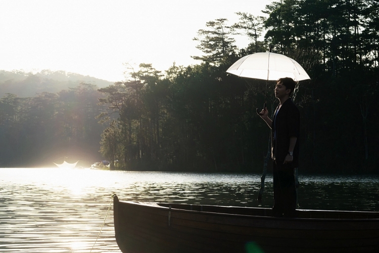 Viết Thu mang đến một Đà Lạt đầy khác lạ qua MV pre-debut 'Thành phố sương'