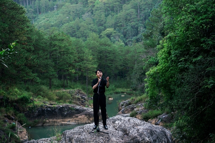 Viết Thu mang đến một Đà Lạt đầy khác lạ qua MV pre-debut 'Thành phố sương'