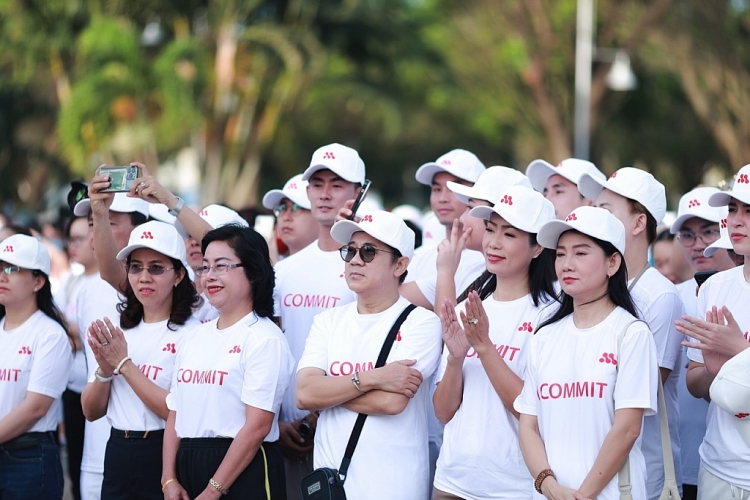 Nghệ sĩ Thành Lộc, Mỹ Uyên, Trịnh Kim Chi, Đại Nghĩa... tham gia đi bộ kêu gọi chống bạo lực gia đình