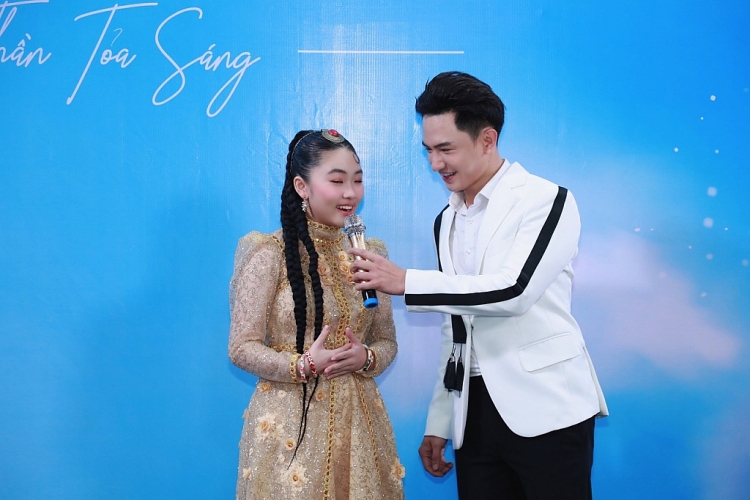 MC song ngữ Nguyễn Hoàng Vĩnh kết hợp ăn ý cùng MC Ngọc Tiên tại show 'Angel Star Awards'