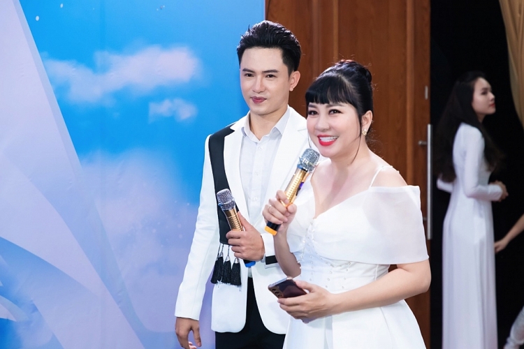 MC song ngữ Nguyễn Hoàng Vĩnh kết hợp ăn ý cùng MC Ngọc Tiên tại show 'Angel Star Awards'