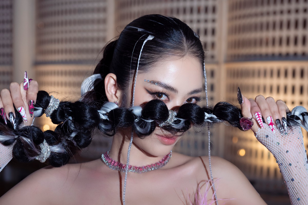 Chị em Lệ Nam và Nam Em diện đồ cá tính, thân thiết tại sự kiện trao giải của TikTok