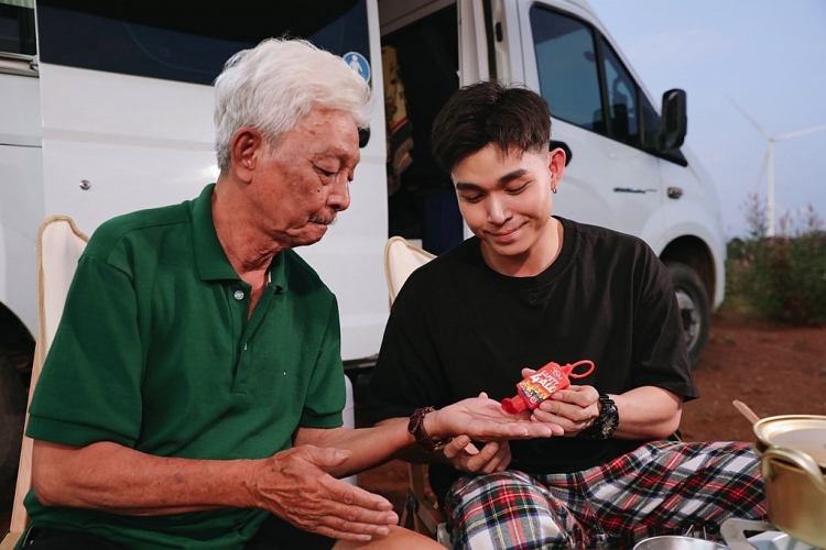 Jun Phạm cùng bố trải lòng về mất mát của mùa Giáng sinh 15 năm trước