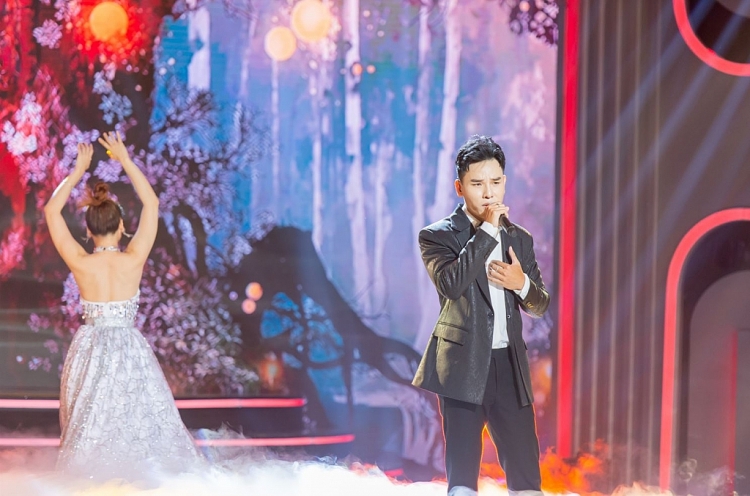 Dee Trần lội ngược dòng trở thành người đứng đầu vòng Chung kết 1 'Người hát tình ca'