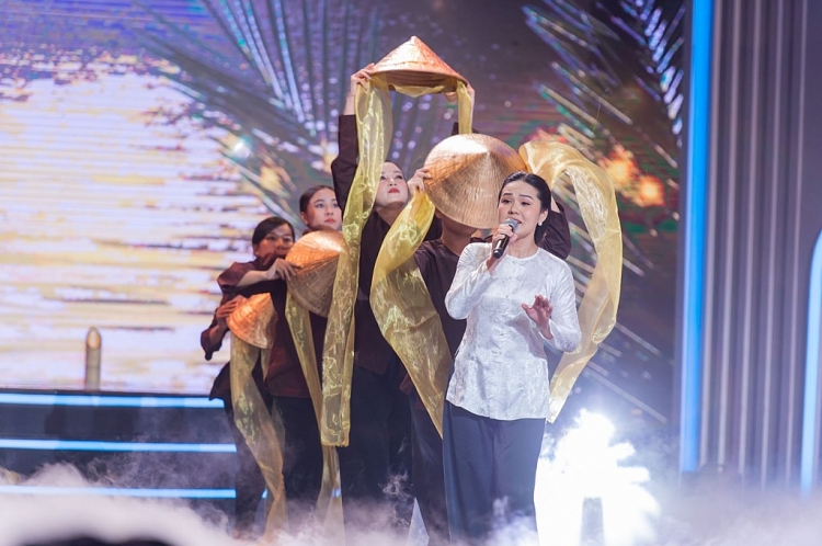 Dee Trần lội ngược dòng trở thành người đứng đầu vòng Chung kết 1 'Người hát tình ca'