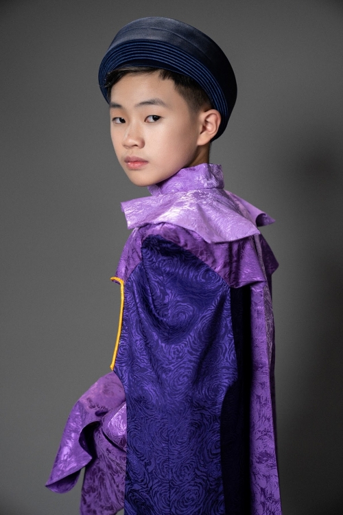 Mê mẩn thần thái chuẩn soái ca của mẫu nhí trên sân khấu lễ công bố Vietnam International Fashion Tour
