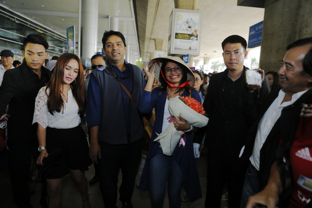 dao dien nu chinh co dau 8 tuoi toral rasputra xuat hien rang ro tai san bay tan son nhat