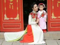 Trịnh Kim Chi cùng con gái đi lễ chùa