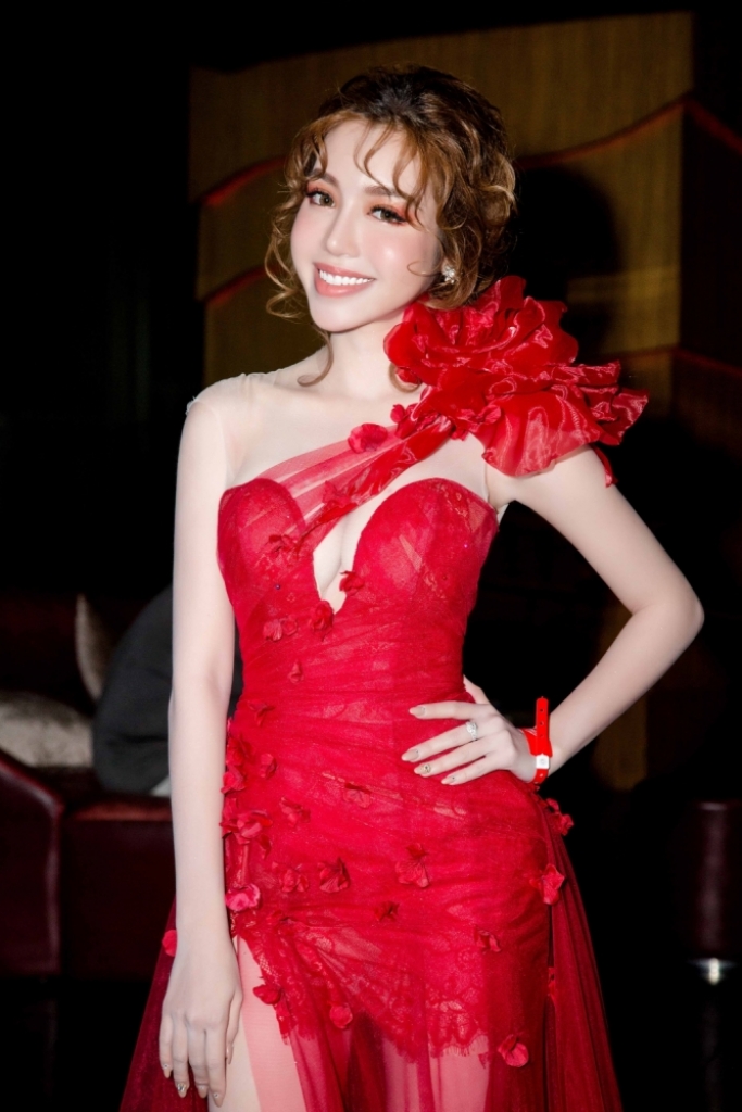 ba me hai con elly tran lot de cu giai thuong quoc te nho cach nuoi day con