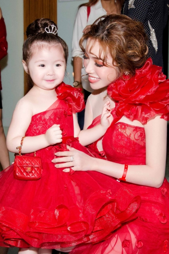 ba me hai con elly tran lot de cu giai thuong quoc te nho cach nuoi day con