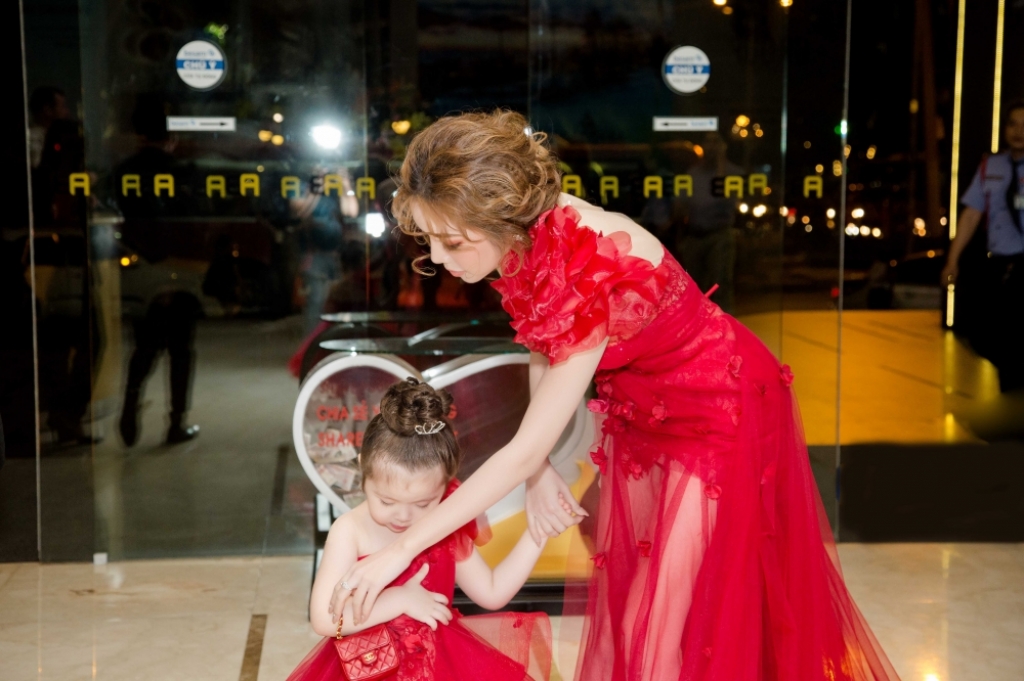 ba me hai con elly tran lot de cu giai thuong quoc te nho cach nuoi day con