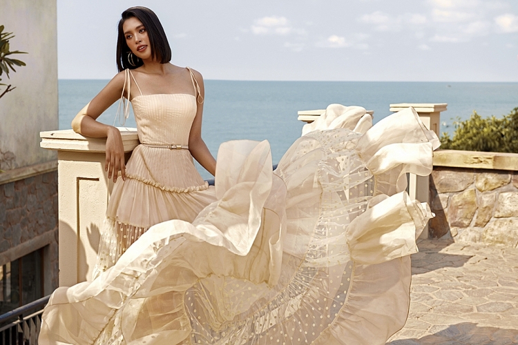 Hoa hậu Tiểu Vy phơi nắng khoe da nâu quyến rũ