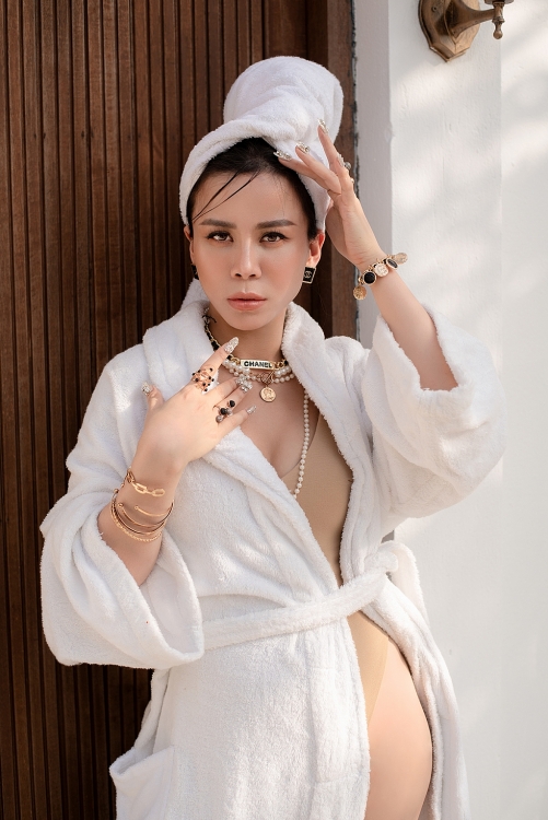 Hoa hậu Oanh Lê gây sốt với vòng eo thon gọn khoe dáng nóng bỏng
