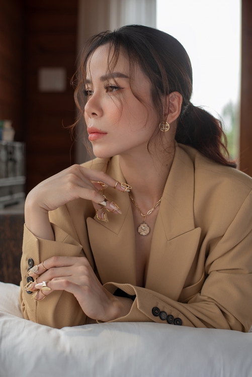 Hoa hậu Oanh Lê gây sốt với vòng eo thon gọn khoe dáng nóng bỏng
