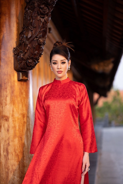 Hoa hậu Khánh Vân tự sự cùng áo dài dưới ánh hoàng hôn