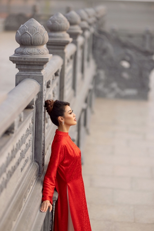 Hoa hậu Khánh Vân tự sự cùng áo dài dưới ánh hoàng hôn