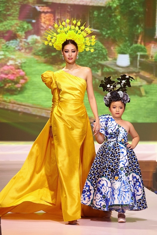 Hoa hậu Khánh Vân 'tái xuất' sàn diễn cùng mẫu nhí
