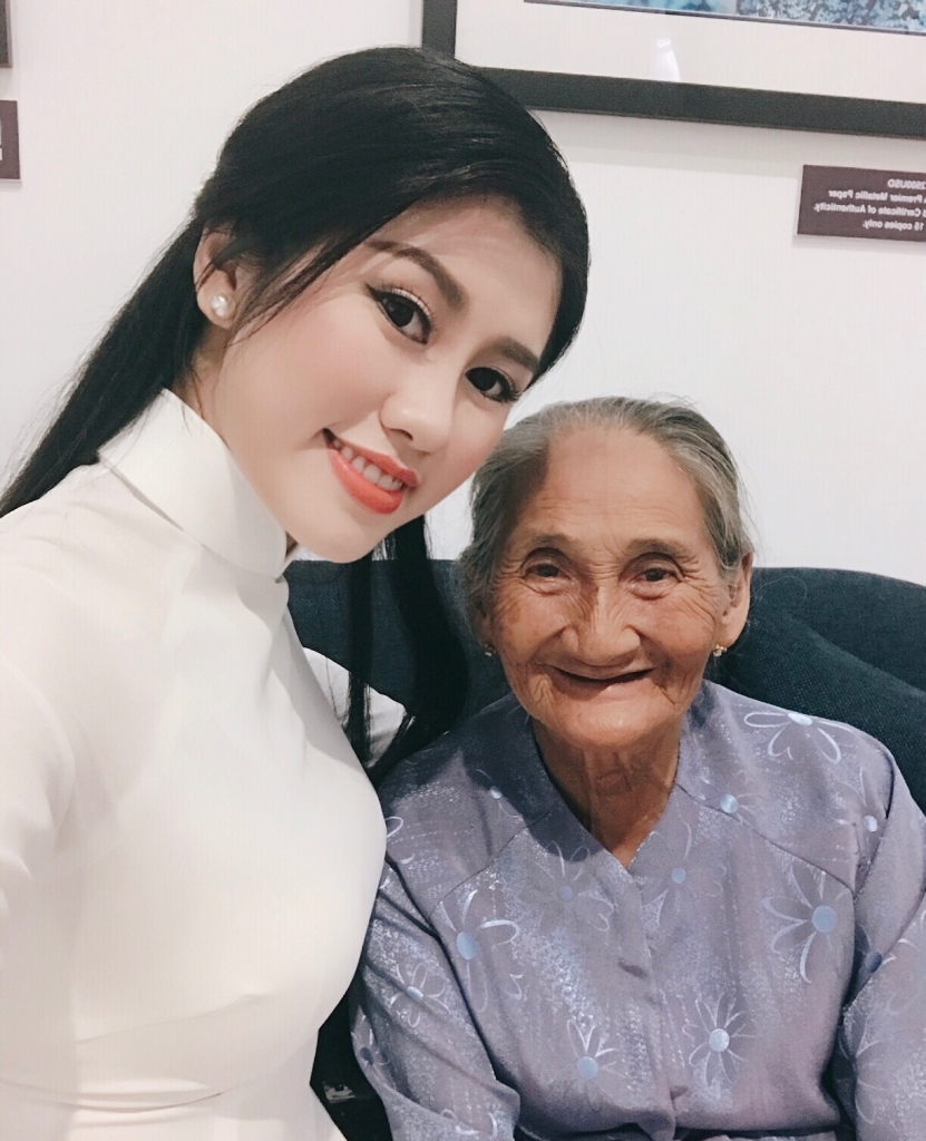 emily hong nhung dua cu xong di tham quan tp ho chi minh