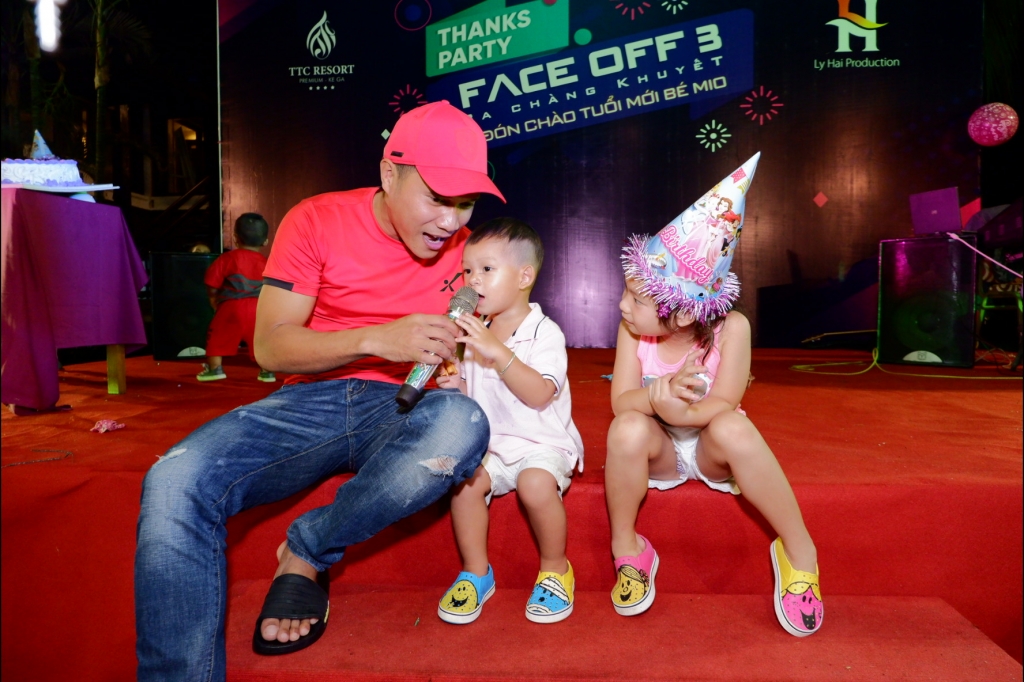 vo chong ly hai to chuc sinh nhat 2 tuoi cho con trai ut o bai bien