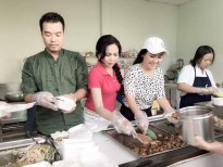 Diễn viên Vân Thanh nấu cơm từ thiện mừng sinh nhật mình