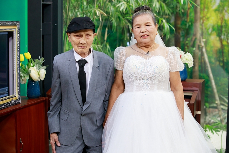 Quyền Linh xúc động làm chứng cho ông bà lần đầu đeo nhẫn cưới sau 55 năm bên nhau