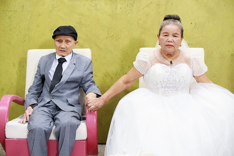 Quyền Linh xúc động làm chứng cho ông bà lần đầu đeo nhẫn cưới sau 55 năm bên nhau