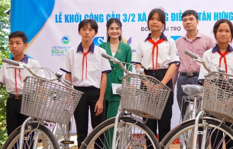 Hoa hậu Nguyễn Thanh Hà nối dài hành trình yêu thương cùng trẻ em nghèo