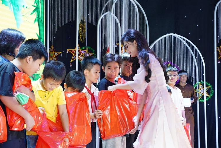 Hoa hậu Nguyễn Thanh Hà nối dài hành trình yêu thương cùng trẻ em nghèo