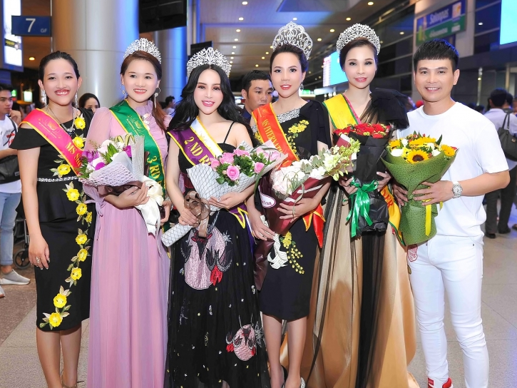 Hoa hậu Minh Thảo đội vương miện 1,5 tỷ đồng xuất hiện rạng rỡ tại sân bay