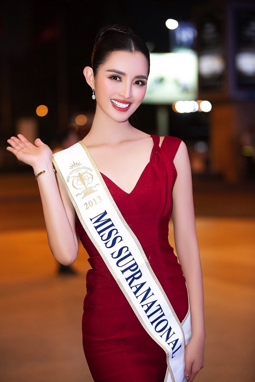 Hoa hậu Siêu quốc gia 2013 Mutya Johanna Datul diện váy đỏ rạng rỡ khi đến Việt Nam