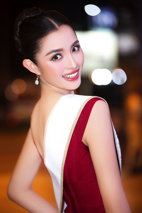 Hoa hậu Siêu quốc gia 2013 Mutya Johanna Datul diện váy đỏ rạng rỡ khi đến Việt Nam