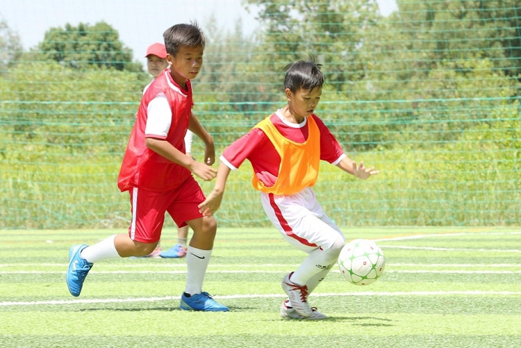 mau thuy toat mo hoi khi duoc thanh thuc de nghi khoe mui bung tai cau thu nhi 2020