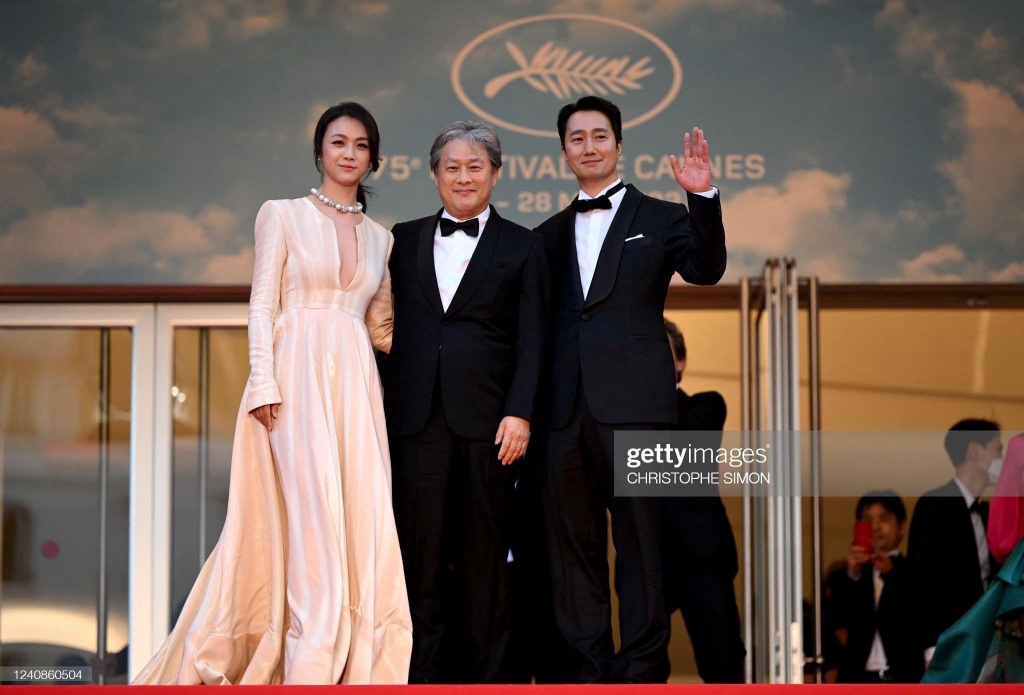 Thang Duy diện váy xẻ ngực trên thảm đỏ Liên hoan phim Cannes